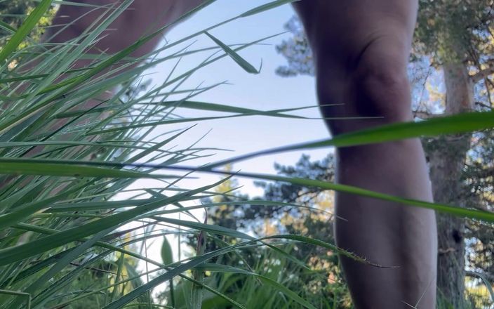 Putarankahotmilf: Vandring, pissar och onanerar i skogen