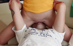 Echt eigengemaakt zitten op gezicht - enorm spuitend orgasme op het gezicht van de beste vriend
