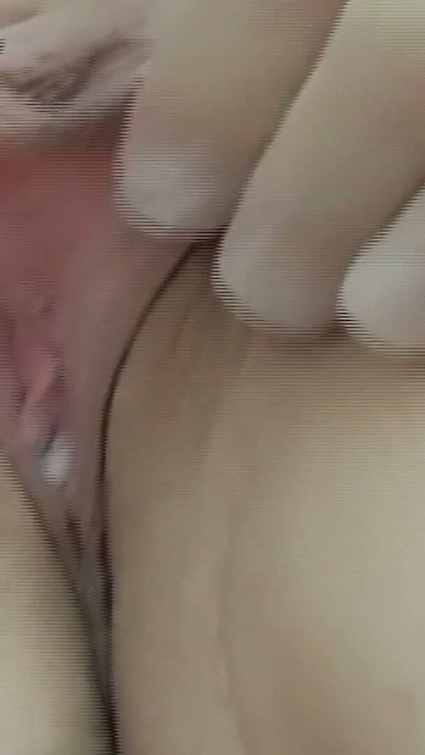 EroticOnly Fetish: ブロンドのミルフがテーブルの上で電気刺激を受けて震える