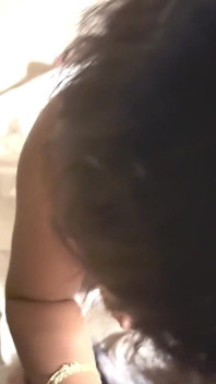 Une MILF philippine suce en POV sur le balcon et chevauche un creampie - Lexxi Wett