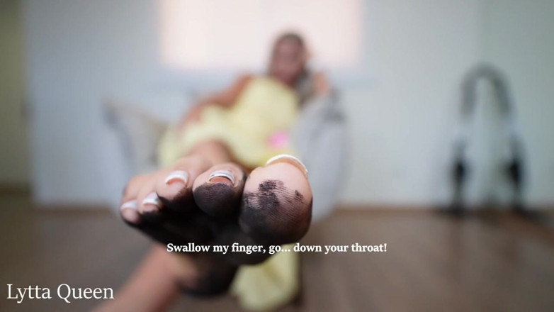 Queen Lytta ballbusting and cum lick: Jilat kakinya yang kotor dan telan air maninya selepas pertemuan...