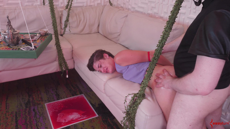 Assylum & Slavemouth: ホットなバブルバットのミルフが主人の足と尻を崇拝した後、激しい痛みを受ける