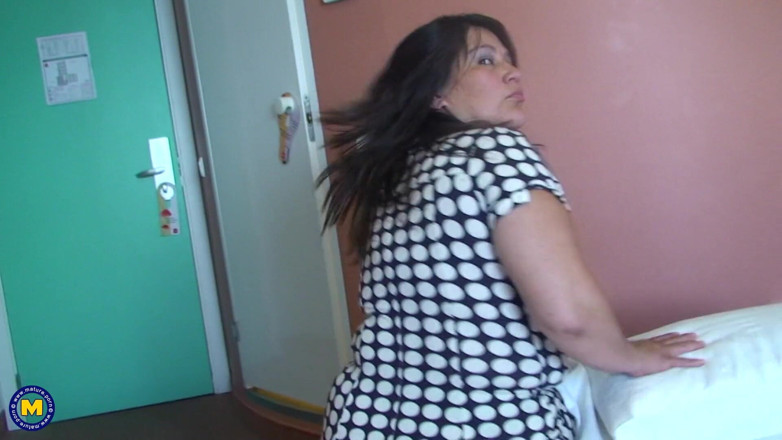 Mature NL: Un assaggio di questa fica matura pelosa paffuta