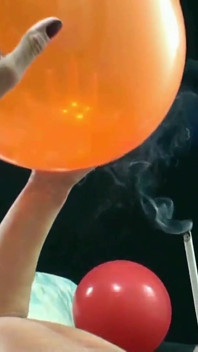 Zwei omas befriedigen einen Ballon-sprengungs-fetisch