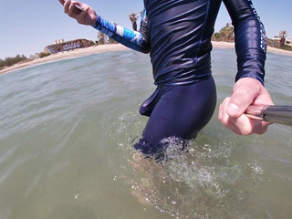 Cool Body: 사람들의 즐거움을 위해 라이크라에 발기되는 서퍼