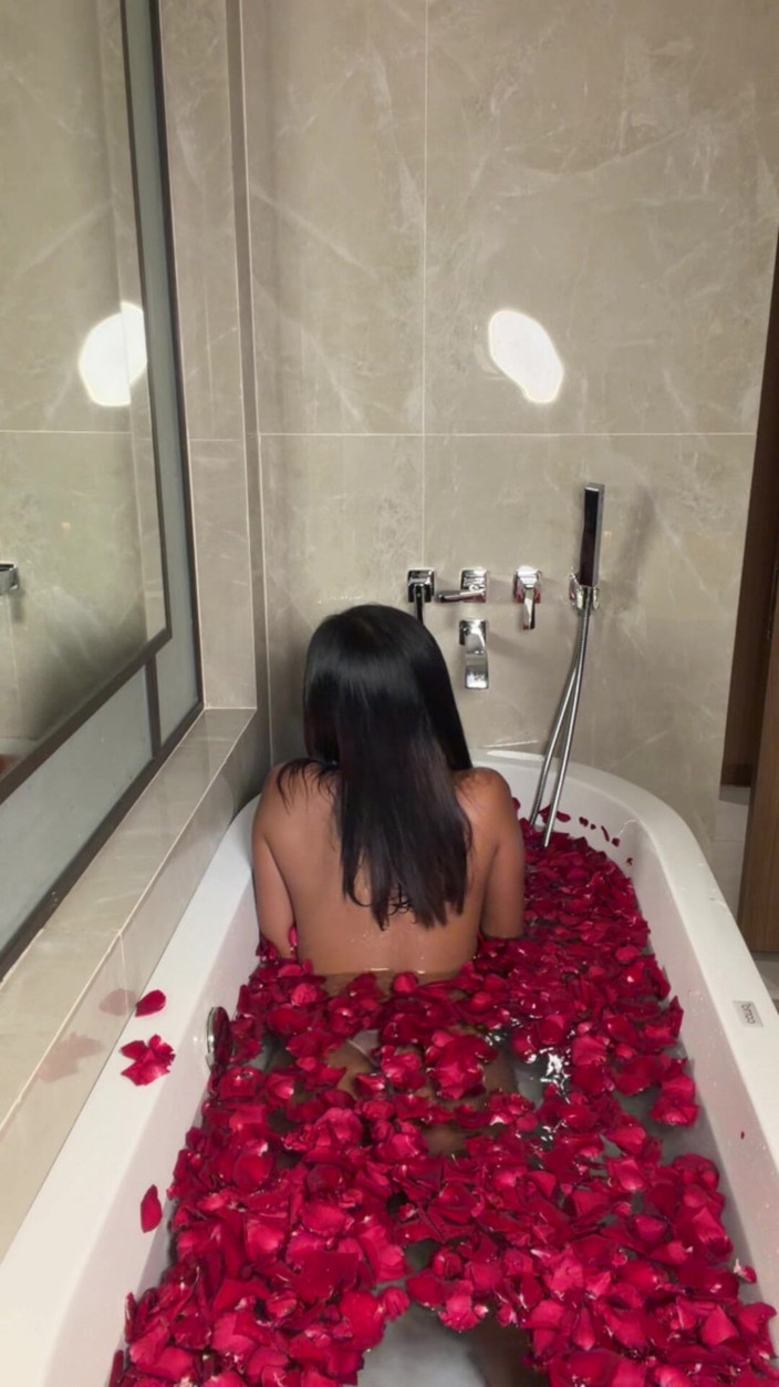 Ladyboy Maria: Güllerle dolu küvette seksi solo mastürbasyon