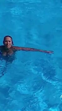 Comment une femme au foyer sexuellement solitaire en vacances dans la piscine apprend à plonger