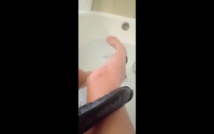 LauraOnHeels: MILF Plays in the Tub with a Big Dildo