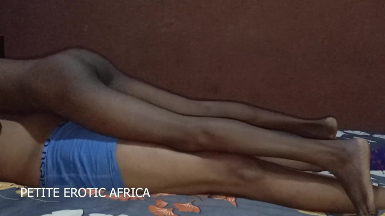 Petite Erotic Africa: เย็ดสาวแอฟริกันวัยรุ่น อมีร่า แบบงงๆ ในห้องโรงแรม