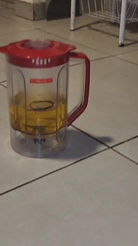 Minum 1 liter kencing dari blender sekaligus