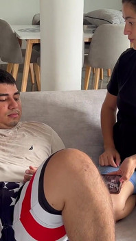 Můj nevlastní otec bojuje s mojí macechou a dokáže dostat stres šukáním zadku