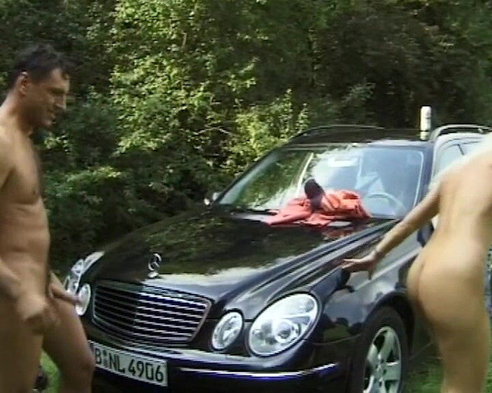 BB Video - Vintage Story: Mamă sexy germană face sex în trei în aer liber, țâțe naturale mari,...