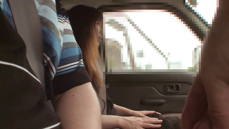 Asiatiques: 性感的亚洲熟女正在车里接受采访