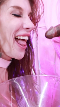 Gloryhole Piss-trinker - Sexy Transprinzessin Trinkt Gesamtes Glas Pisse Von Mystery Schwanz