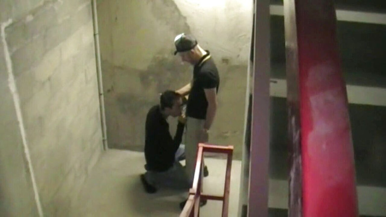 Gaybareback: Latino twink gedomineerd door scally jongen in gebouw