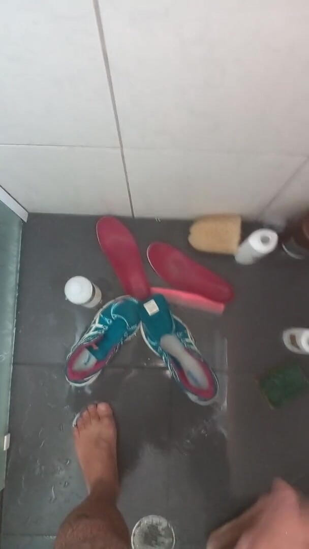 Sneakerfetish_BR: Sneakers knullar asics i badrummet