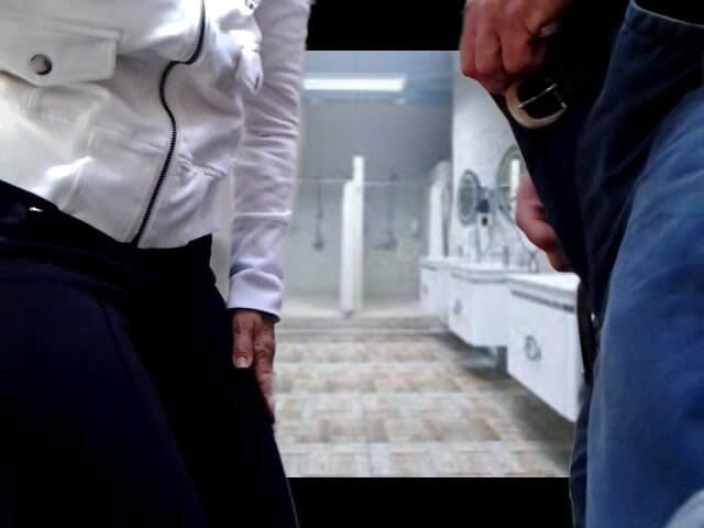 Cock Sucking Granny: おばあちゃんが再び公衆トイレでチンポをしゃぶる