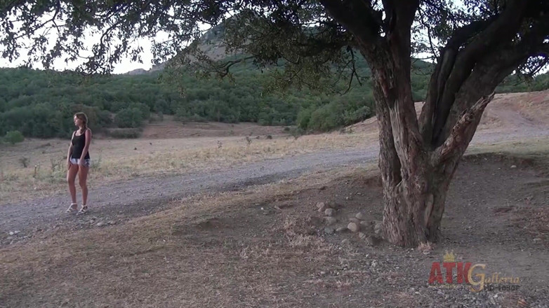 ATKIngdom Fans: Selena's pleasures by the tree