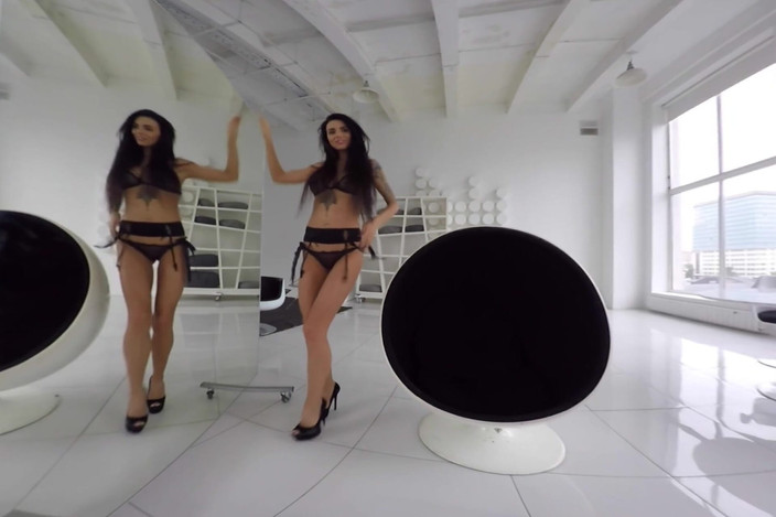 StasyQVR: Fit tatuerad brunett sexig striptease