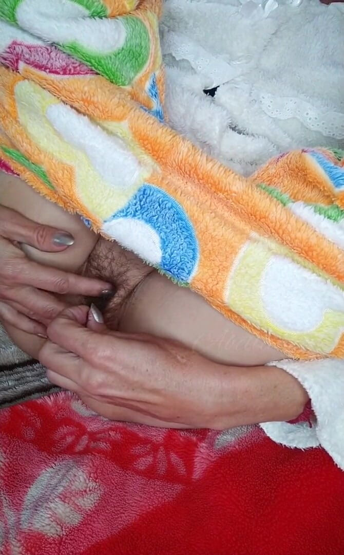 Abella Love: Une jolie fille se doigte et peigne sa chatte poilue...