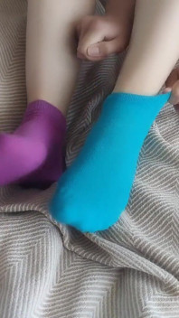 Sockjob sensual malas, stoking berwarna yang tidak sepadan sangat comel!