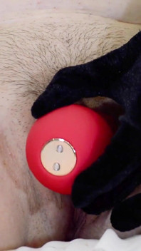 Cindy Cincinnati - super caliente milf se masturba con vibrador de rosas