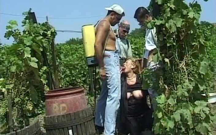 Deutsche Frauen: Une mamie allemande excitée fait un gangbang dans la nature