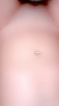 Il mio idraulico lesbico 44f mi ha fatto bagnare guardando il suo lavoro quindi ho fatto video di me mentre scopo la mia figa stretta e giocando con le mie grandi tette