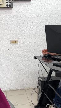 Jonge vreemdeling doet alsof hij psycholoog is als excuus om me hard te neuken totdat mijn strakke kutje gevuld is met zijn melk.