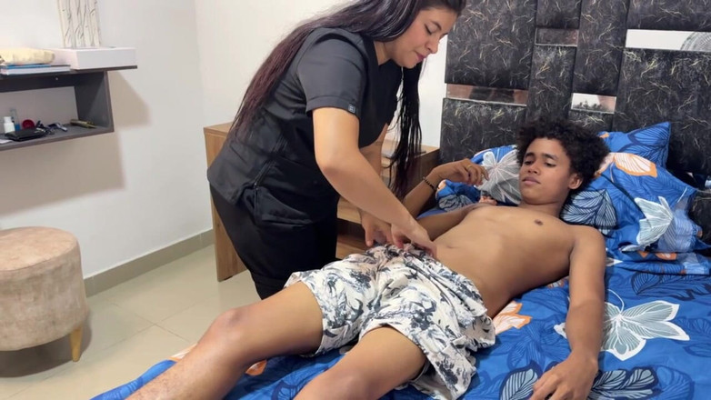 CarlitosSexxx: Con đĩ của mẹ kế cho tôi mát-xa lớn trên con...