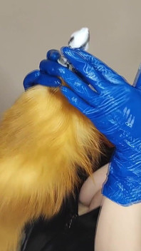 Ofițerul în latex își fute prizonierul în latex cu un vibrator legat