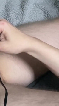 Bekaret kafesi prezervatife boşalmak için sağıldı