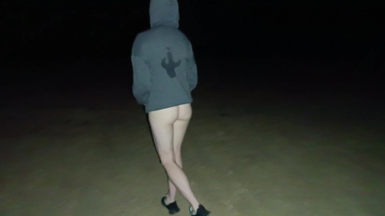 MissPopa: 밤에 팬티 없이 걸을 용기를 냈어