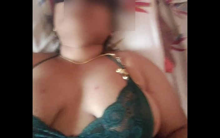Black &amp; white desicat: Бенгальська дружина Вісакаа в гарячій сексуальній зеленій нижній білизні займається грубим сексом