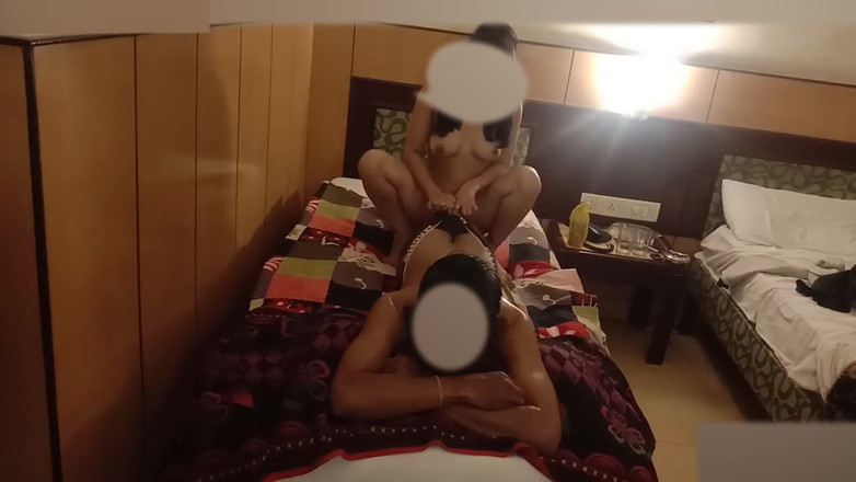 Parihema: Nejprve jsem masíroval svoji nevlastní sestru a poté jsme strávili čas...