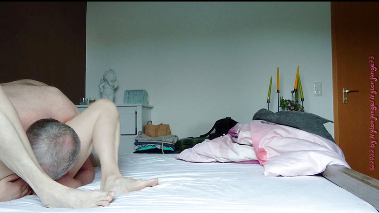 NylonjungeCarmen: Nadržená GILFka dostává nylonjunge 1 lízání kundy