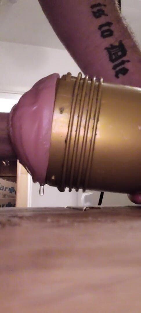 Immergeil: Hubený potetovaný chlap šuká svou fleshlight POV