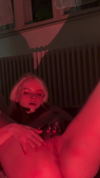 Amber ha creato un posto accogliente per masturbarsi di notte