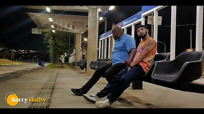barryhlaby: Le chupé la polla al conductor mientras esperaba el autobús.
