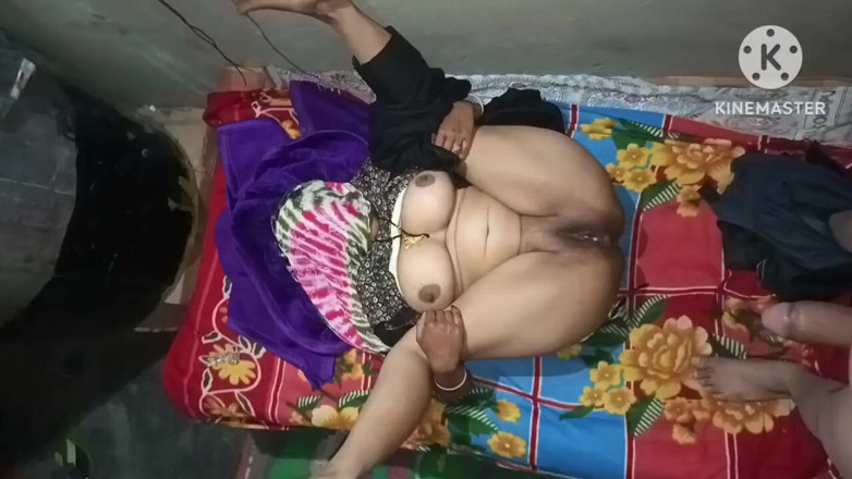 Savita5343: 발기 자지로 배다른 아들을 붙잡은 마을 계모 Savita Desi, 쪼이는 자지와 입에 사정하는 데 도움이 되는 그녀