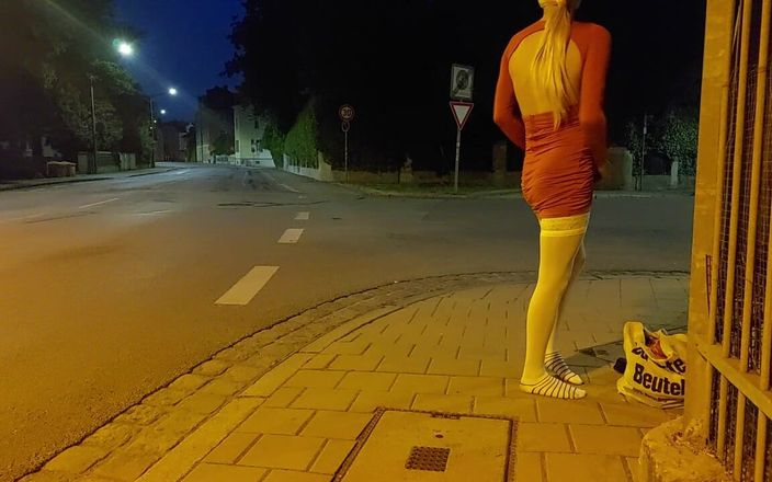 sweetfeet29: Sissy chce się wytrysnąć w mieście