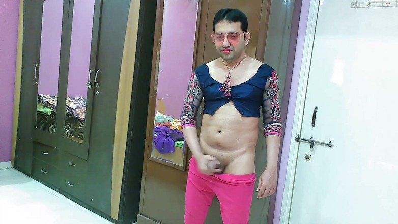 Cute & Nude Crossdresser: Dulce mariquita crossdresser femboy dulce piruleta en un top con...