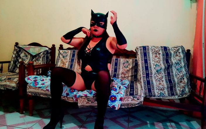 Martin13: Temizlikten yaşlı kadın cazibesine sahip! İç çamaşırını sokuyor ve seksi görünüyor, sikişmeye...