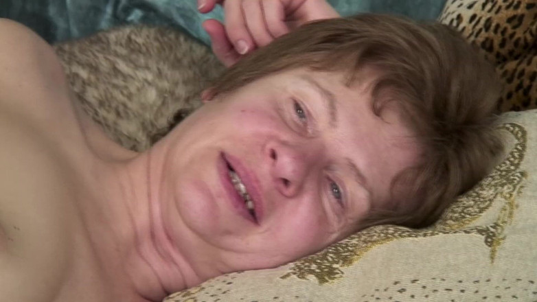 Onlyvids: geile oma masturbiert und wird dann gefickt