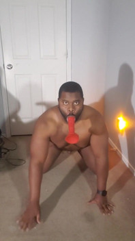 Un gode suce un gros corps