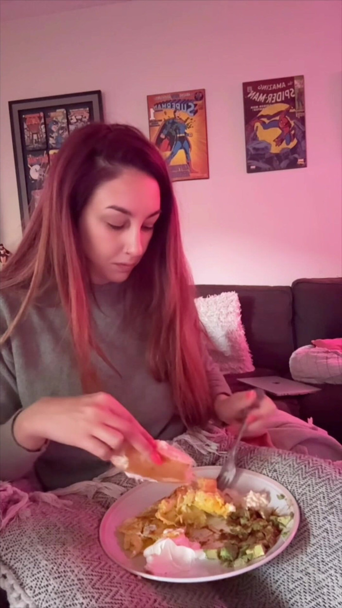 Artemisia Love: Cocinando y comiendo en cámara