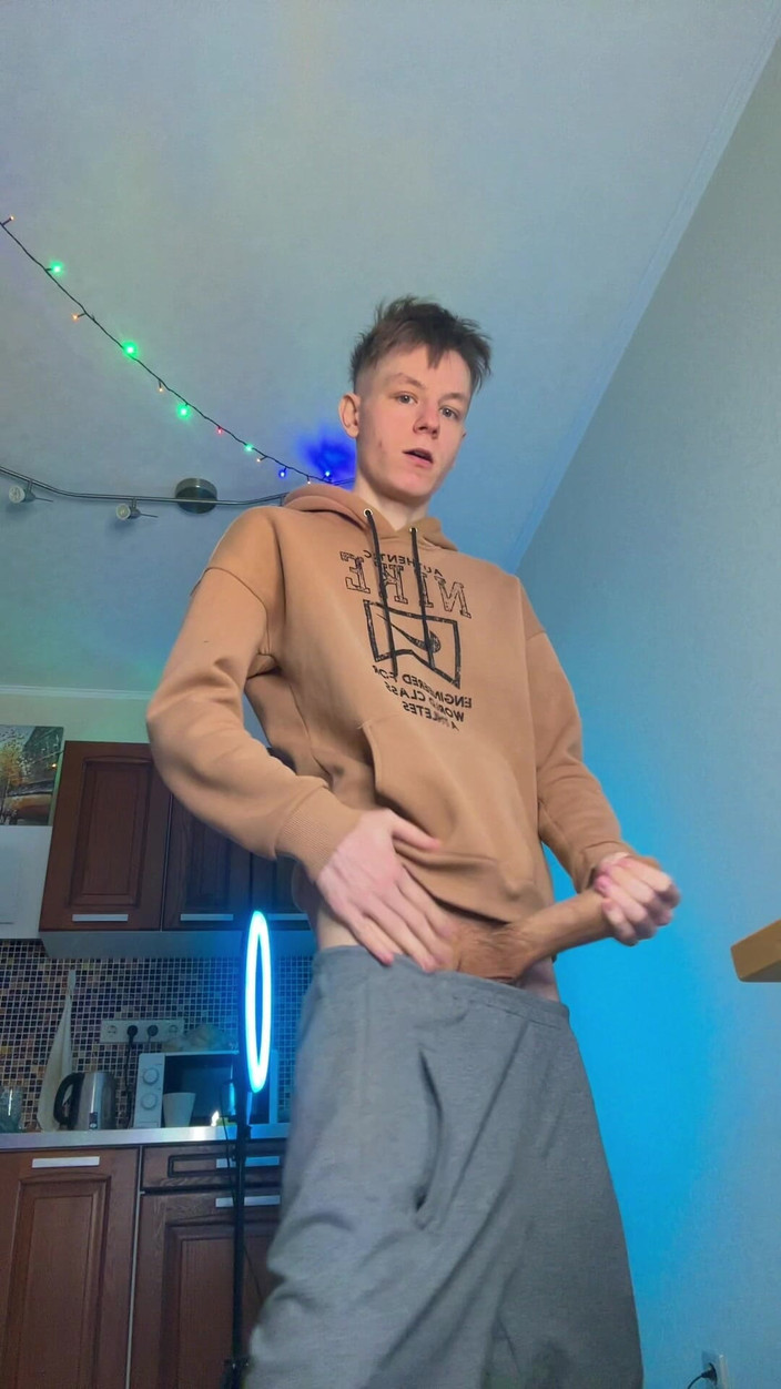 Morflot24: 驚くほど大きなペニスを持つ痩せた少年の巨大な射精