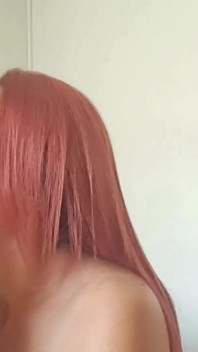Sigara içen büyük memeli orta yaşlı seksi kadın yarak emiyor, yüzüne büyük boşalma alıyor!