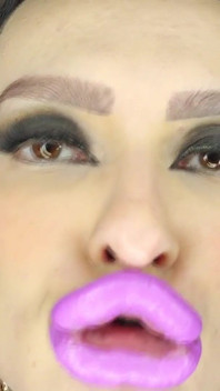 Ragazzina con le labbra pelose ti fa venire sul suo cazzo lucido
