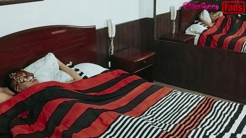 Riderqueen: Stiefmoeder neukt in bed, alleen fans in slow motion, omgekeerd...